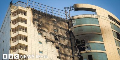Legenda da foto, Um prédio atingido por um drone kamikaze no Bahrain, um dos países do Golfo al...