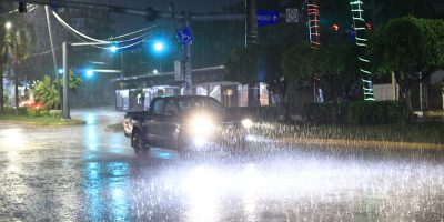 Carro circula na chuva