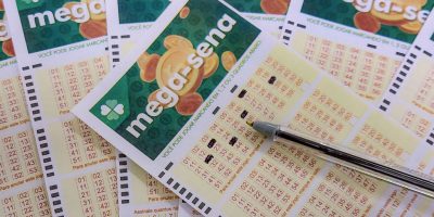 Volantes da Mega Sena sendo preenchidos para apostas