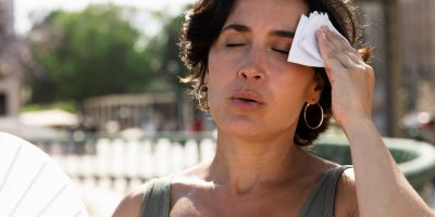 Tratar a menopausa apenas como “mais uma idade” ou “fase comum da vida” subestima a compl...