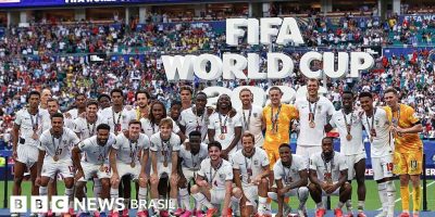 Legenda da foto, Jogadores da Inglaterra comemoram após receberem as medalhas pelo terceiro luga...