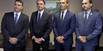 Deputado Jair Bolsonaro com seus filhos, antes da cerimônia de diplomação de Bolsonaro como pr...