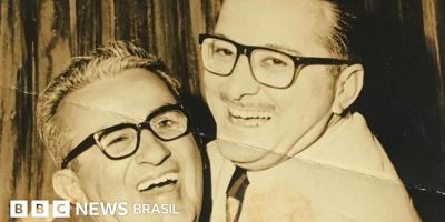 Legenda da foto, O apresentador Abelardo Barbosa, o Chacrinha (à esquerda), e Miguel Gustavo, en...