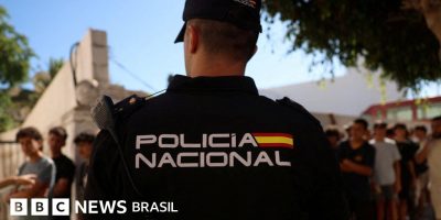 Legenda da foto, Crianças migrantes são registradas pela polícia de Ceuta após travessia em m...