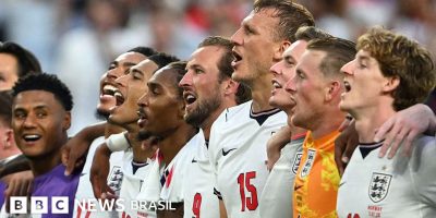Legenda da foto, Harry Kane (nº 9, ao centro) e seus companheiros de equipe comemoram após venc...