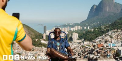Legenda da foto, Turista canadense faz foto na favela da Rocinha; aumento do turismo pressiona o ...