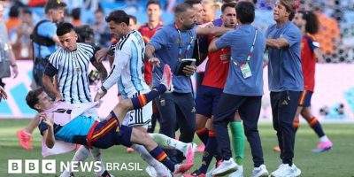 Legenda da foto, Thiago Almada e Leandro Paredes derrubam Gavi no chão, enquanto Roberto Ayala p...