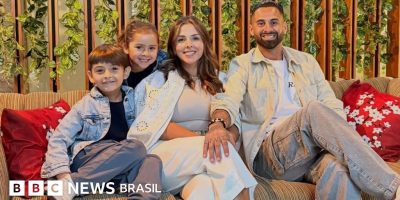 Legenda da foto, Lucas Trejo, sua esposa Yanina e seus filhos Aarón e Aihnoa posam para uma foto...