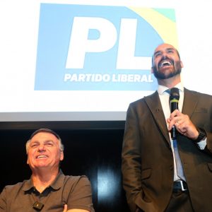 ex-presidente Jair Bolsonaro ao lado do seu filho, o ex-deputado Eduardo Bolsonaro