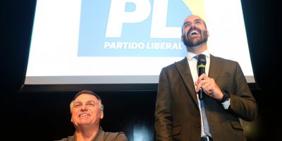 ex-presidente Jair Bolsonaro ao lado do seu filho, o ex-deputado Eduardo Bolsonaro
