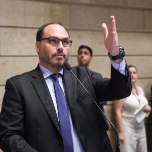 Antes da mudança de Carlos, os candidatos do grupo seriam De Toni e o senador Esperidião Amin (...