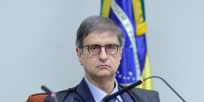 A sessão foi suspensa e a discussão será retomada amanhã com os votos dos ministros