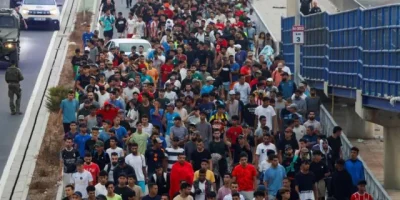 Legenda da foto, A polícia escoltou migrantes para fora do território espanhol neste sábado