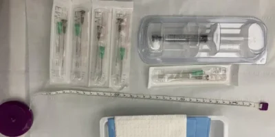 Legenda da foto, O equipamento necessário, incluindo cânulas e seringa, para realizar um proced...