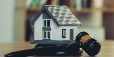 Alienação de bens imóveis representa uma das operações financeiras mais complexas para pesso...