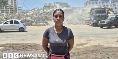 Legenda da foto, Lorena Laya diante das ruínas do edifício OPP 27, em La Guaira, onde moravam s...