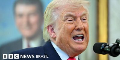 Legenda da foto, Trump disse a jornalistas na terça-feira que Irã deu um "presente" aos EUA, ma...