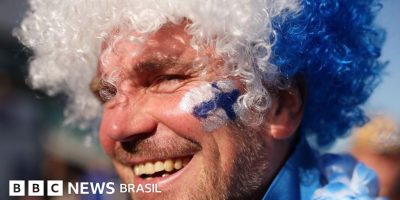 Legenda da foto, Torcedor da Finlândia em jogo de tênis na cidade espanhola de Málaga, em 2024