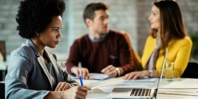 O uso de escritórios chegou a 54% em 2025, acima dos 49% registrados no ano anterior