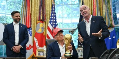 O presidente dos Estados Unidos, Donald Trump, ao lado do vice-presidente JD Vance (E) e do presi...