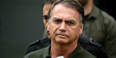 Bolsonaro passa mal e é levado ao hospital, diz Flávio