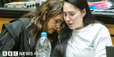 Legenda da foto, Monique Medeiros (dir.) recebeu perdão judicial, após ser condenada pelo homic...