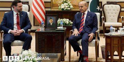 Legenda da foto, Vice-presidente dos EUA, J.D. Vance foi recebido pelo premiê do Paquistão, She...