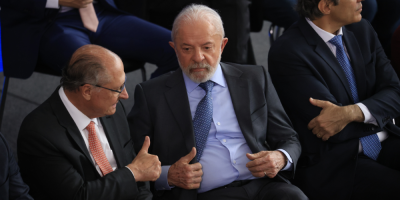 Lula, acompanhado do vice-presidente Geraldo Alckmin e do ministro Fernando Haddad