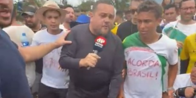 Nikolas Ferreira conversa com a reportagem da Jovem Pan durante caminhada