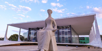 Estátua da Justiça localizada em frente ao prédio do Supremo Tribunal Federal (STF), em Brasília