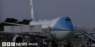 Legenda da foto, Caminhões de serviço de bordo estacionados ao lado do antigo Air Force One ant...