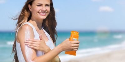 Usar protetor solar todos os dias é indispensável, mas não deve ser a única medida de proteção