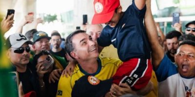 Flávio Bolsonaro é recebido por apoiadores no Nordeste