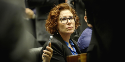 Carla Zambelli, agora ex-deputada, escreveu uma carta para anunciar sua renúncia e aproveitou pa...