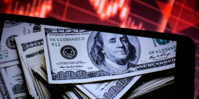 SP - DÓLAR CAI / APÓS TARIFAS - ECONOMIA - Dólar recua pelo quarto dia seguido e chega a R$ 5,...