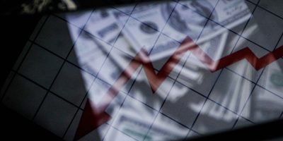 O dólar devolveu quase todo avanço registrado por conta dos ruídos políticos, provocados pela...