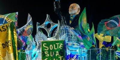 Pela primeira vez no Grupo Especial, a Acadêmicos de Niterói levou à Sapucaí o samba-enredo "...