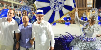 Lula e Eduardo Paes durante desfile da Acadêmicos de Niterói