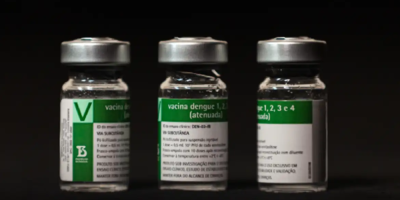 A vacina tem dose única e protege contra os quatro sorotipos da doença.