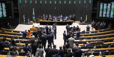 Discussão e votação de propostas legislativas na Câmara dos Deputados. 