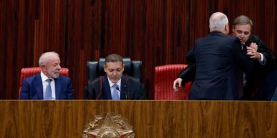Presidente Luiz Inácio Lula da Silva (E) participa da posse dos ministros Kassio Nunes Marques