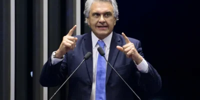 Caiado diz que currÃ­culo de FlÃ¡vio Bolsonaro Ã© a certidÃ£o de nascimento