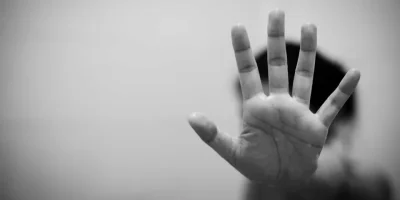 MÃ£e Ã© suspeita de queimar mÃ£os do filho com colher quente como castigo