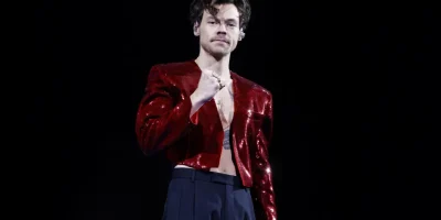 Harry Styles abre mÃ£o da estÃ©tica espalhafatosa para adotar o 'uncool' em nova fase