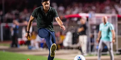 Palmeiras bate SÃ£o Paulo e Ã© lÃ­der, mas Abel se irrita e Ã© expulso