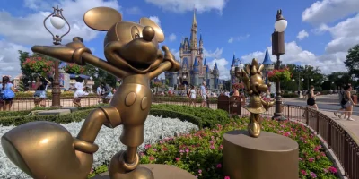 Brasileira Ã© presa apÃ³s jogar cafÃ© em idosa em parque da Disney