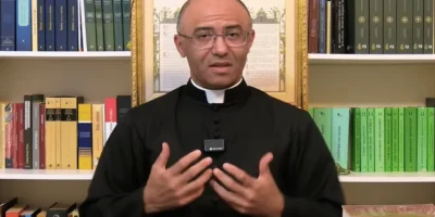 Quem Ã© o padre brasileiro que desafia Vaticano e se rebelou apÃ³s excomunhÃ£o