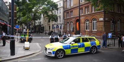 Mulher Ã© presa apÃ³s esfaquear quatro homens no centro de Londres