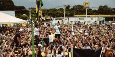 Deputado Nikolas Ferreira e populares durante caminhada até Brasília