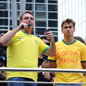 A aproximação pública de Nikolas Ferreira e Flávio Bolsonaro se deu dias depois de rusgas pú...